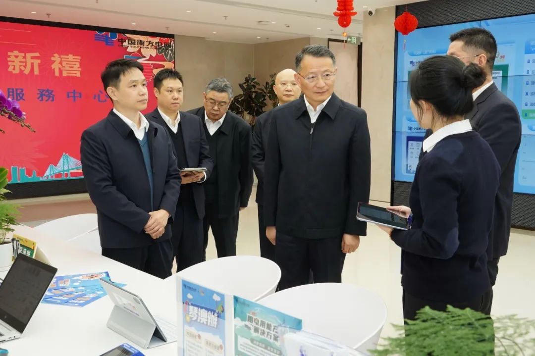 南方电网公司领导班子成员分赴基层一线检查指导春节春运保供电工作并开展慰问(图2)