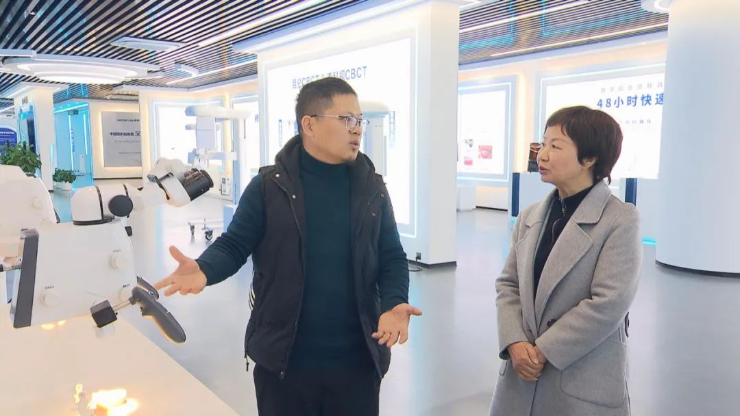 【代表委员风采】李霞：积极建言制造业数字化转型(图2)