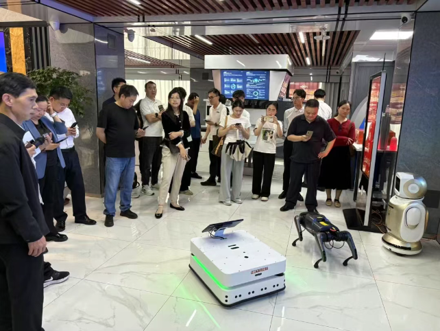 清远市制造业数字化转型（人工智能专场）主题沙龙在高新区举办(图2)