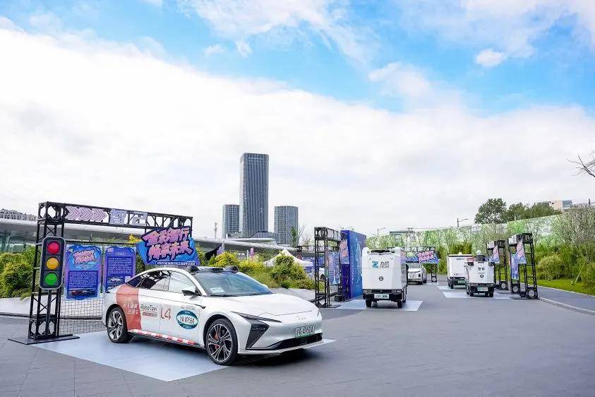 汽车生活嘉年华点亮“智行”新体验金桥持续打造智能网联汽车产业生态圈